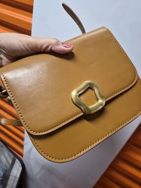 Fashion Tan Shoulder Bag with Gold Hardware